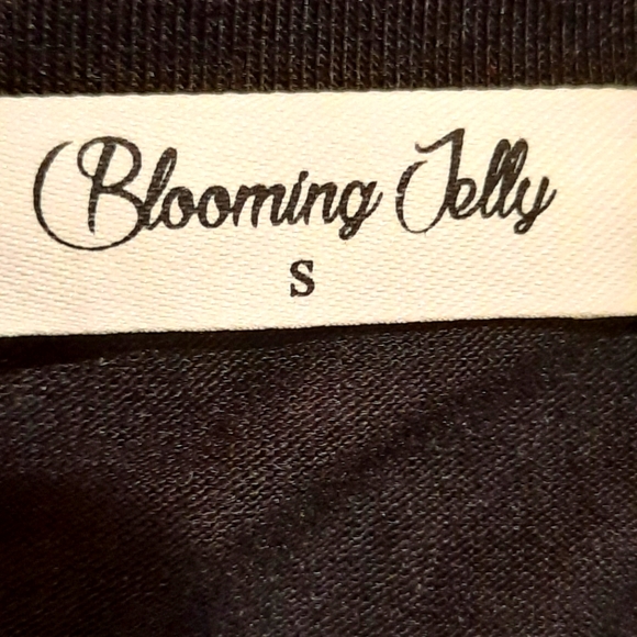 Blooming Jelly Short Sleeve V-neck Black and Animal Print Blouse size Small - Picture 8 of 10